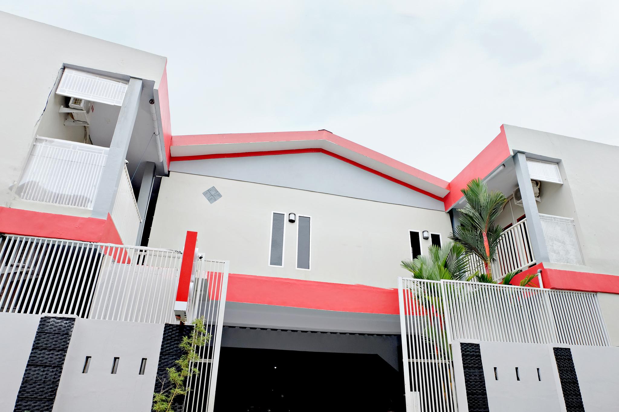 OYO 2595 Hotel Jinan Makassar Bagian luar foto